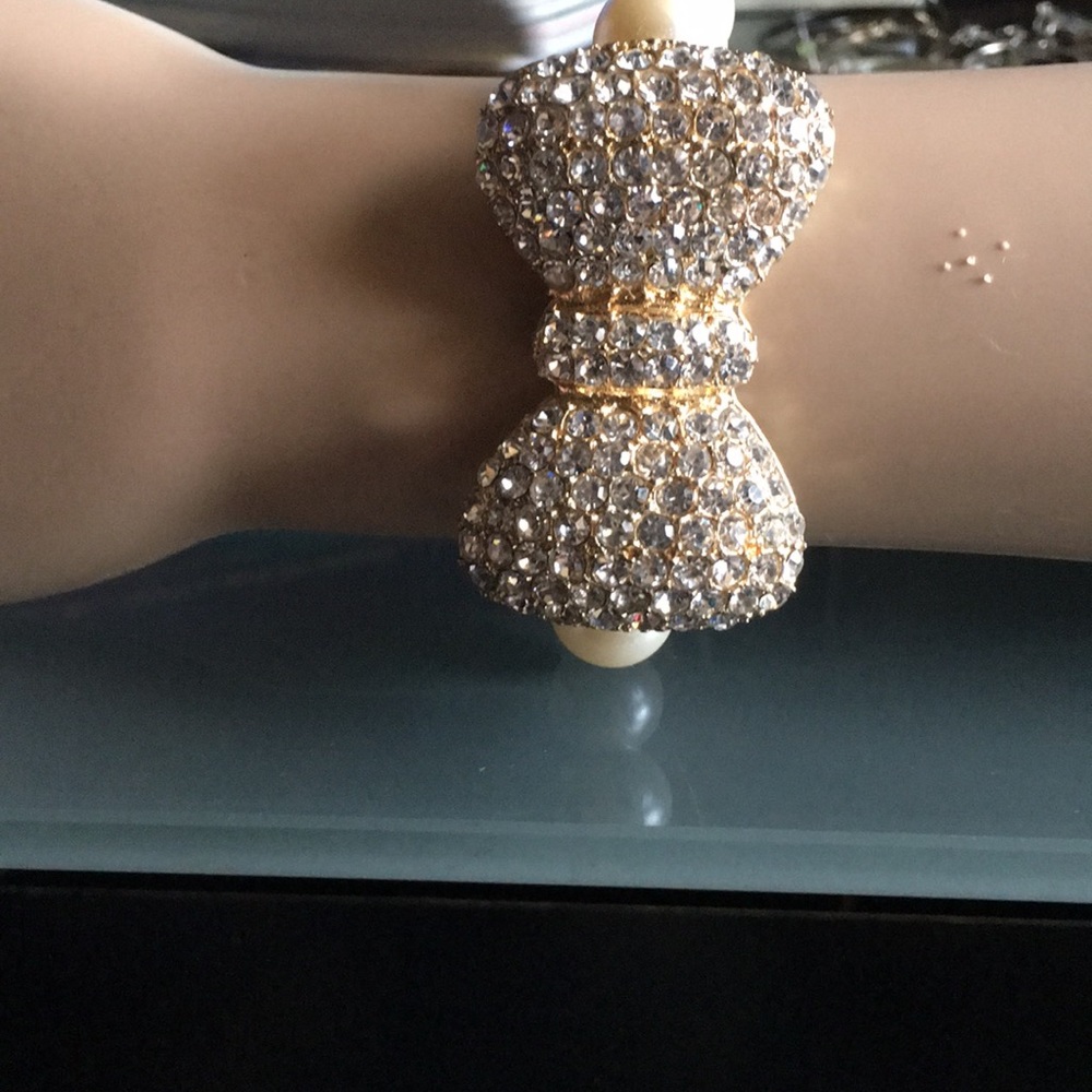 ⭐️Pearl Crystal Kitty Bow Tie Diva Bracelet - Picture 2 of 2